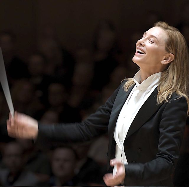 cate blanchett caracterizada como directora de orquesta en la película tar