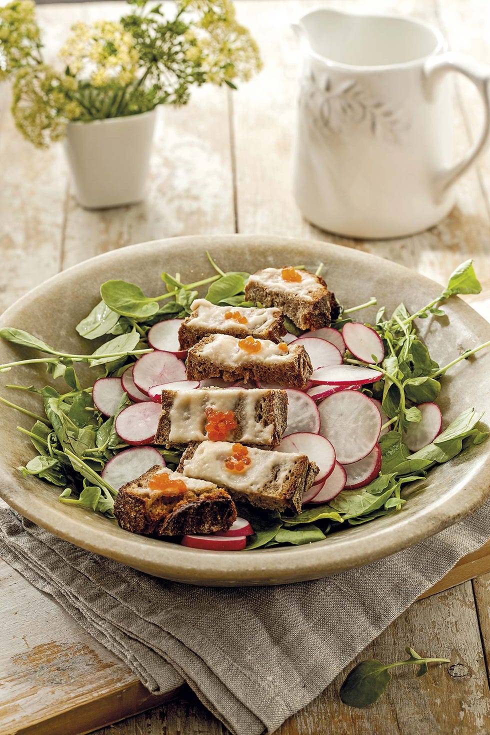 taramasalata con berros y rabanitos