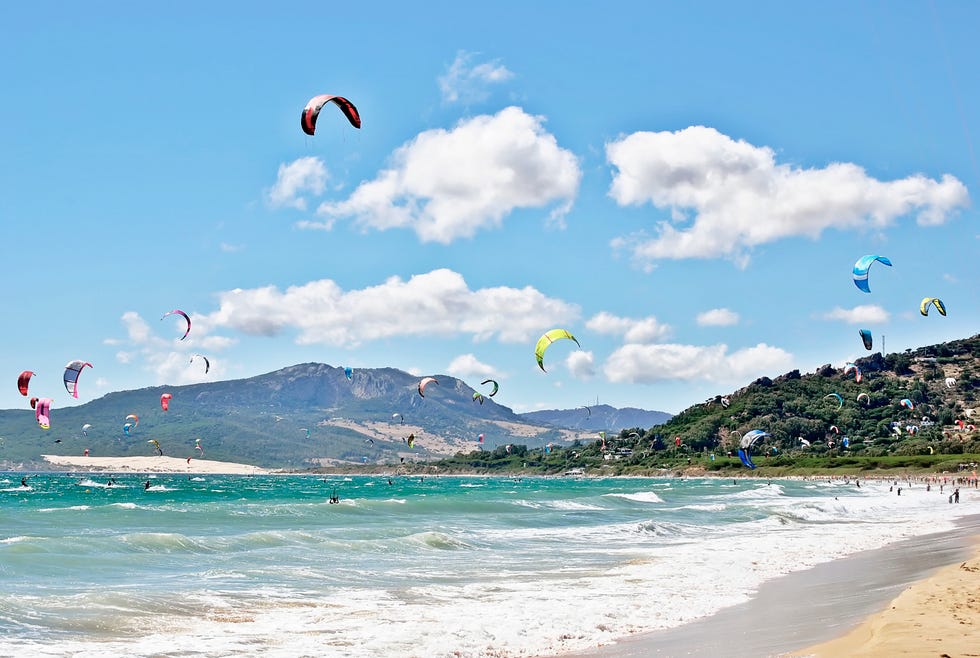 una ruta con las mejores playas de cádiz desde tarifa a caños de meca pasando por lugares y pueblos tan bonitos como bolonia, playa de cañuelo, zahara de los atunes, barbate y vejer de la frontera