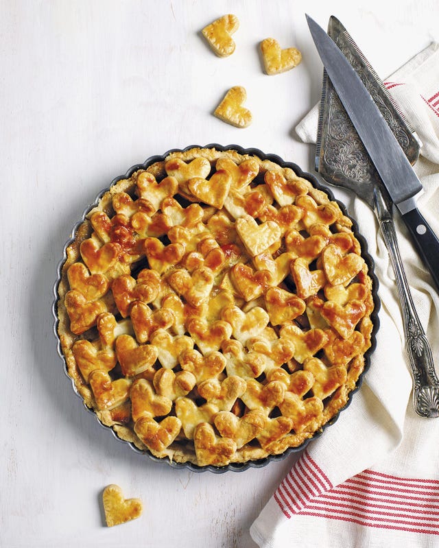 tarta de manzana con crema pastelera y corazones de hojaldre