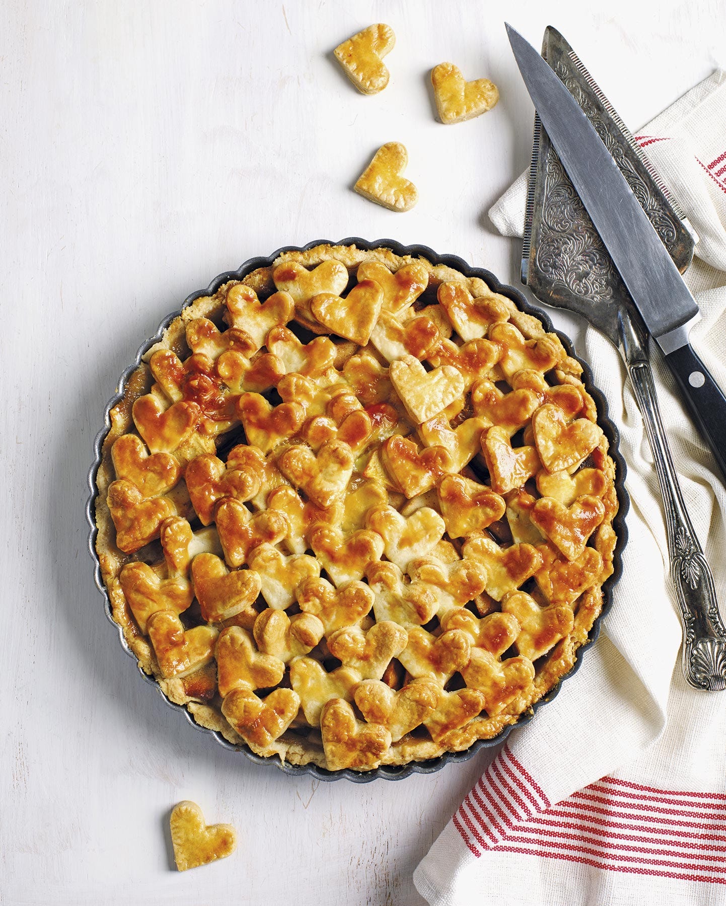 tarta de manzana con crema pastelera y corazones de hojaldre