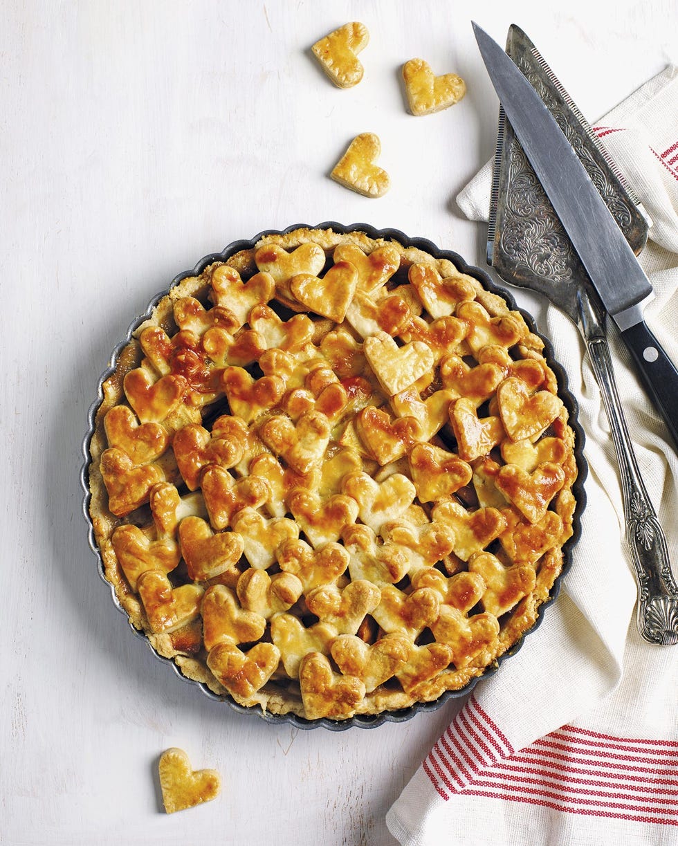 tarta de manzana con crema pastelera y corazones de hojaldre