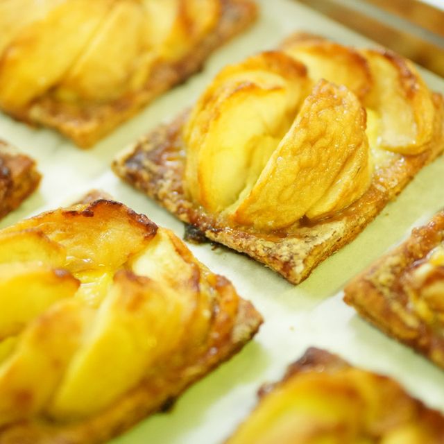 tarta de manzana con hojaldre de la pastelería daza, considerada la mejor de españa 2023