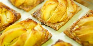 tarta de manzana con hojaldre de la pastelería daza, considerada la mejor de españa 2023
