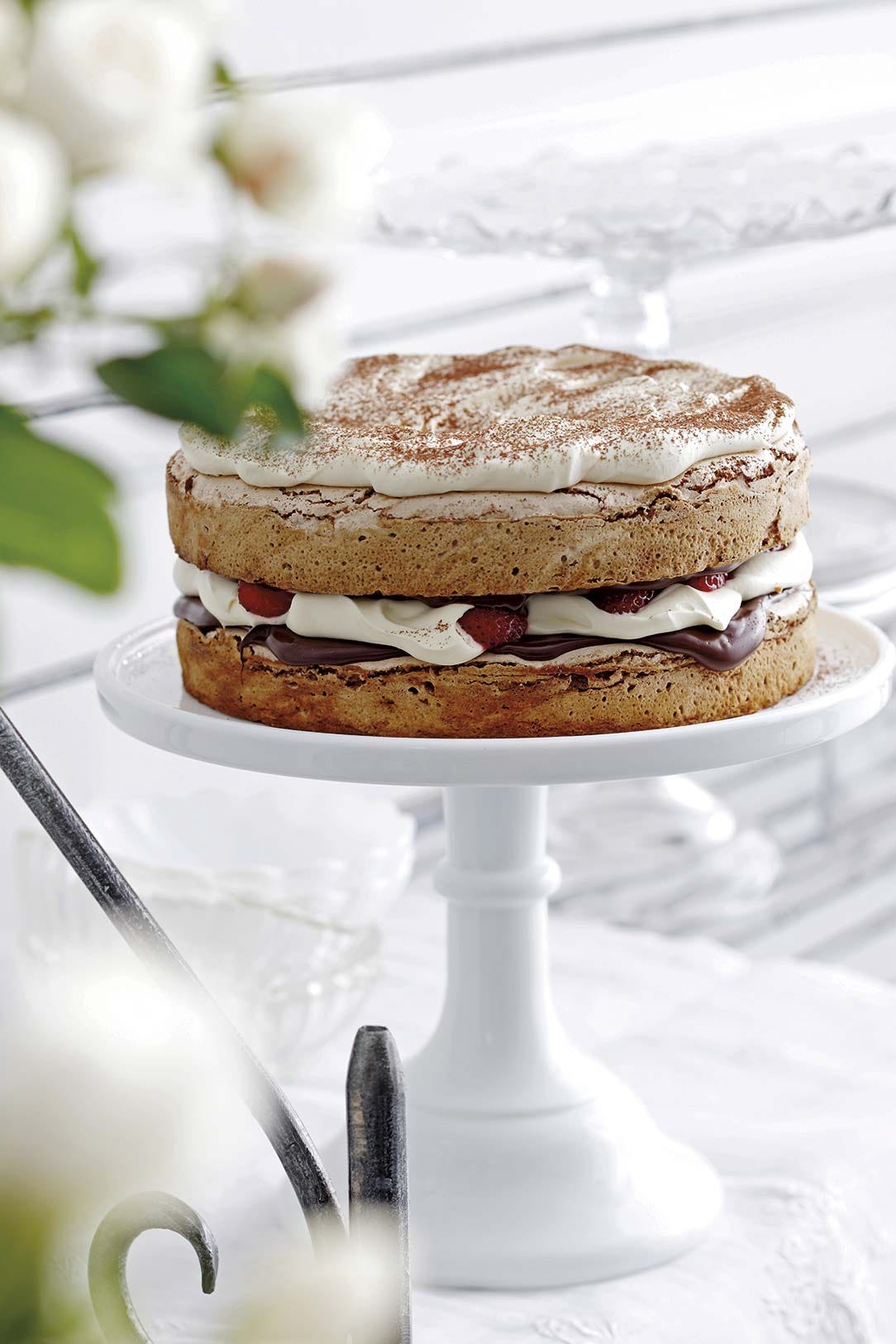 Tarta de merengue, fresas y chocolate tarta de merengue, fresas y chocolate