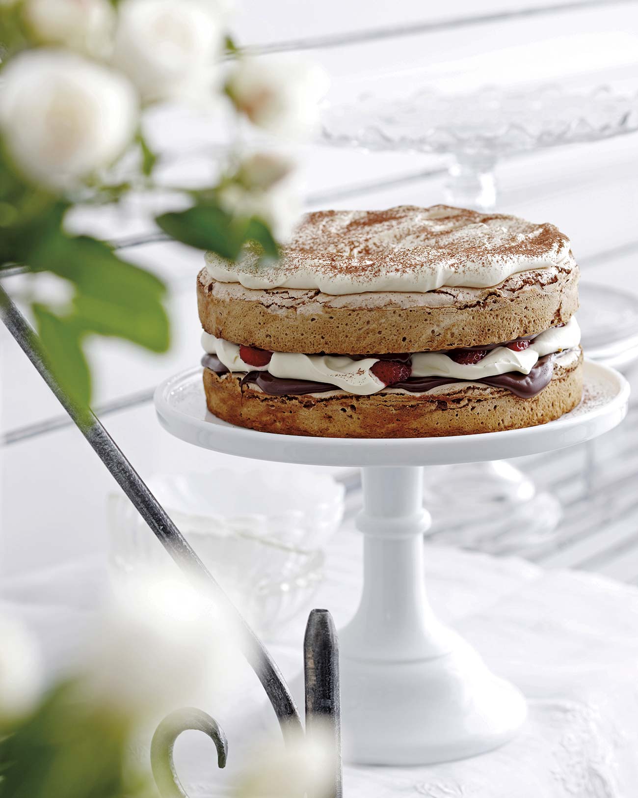 tarta de merengue, fresas y chocolate
