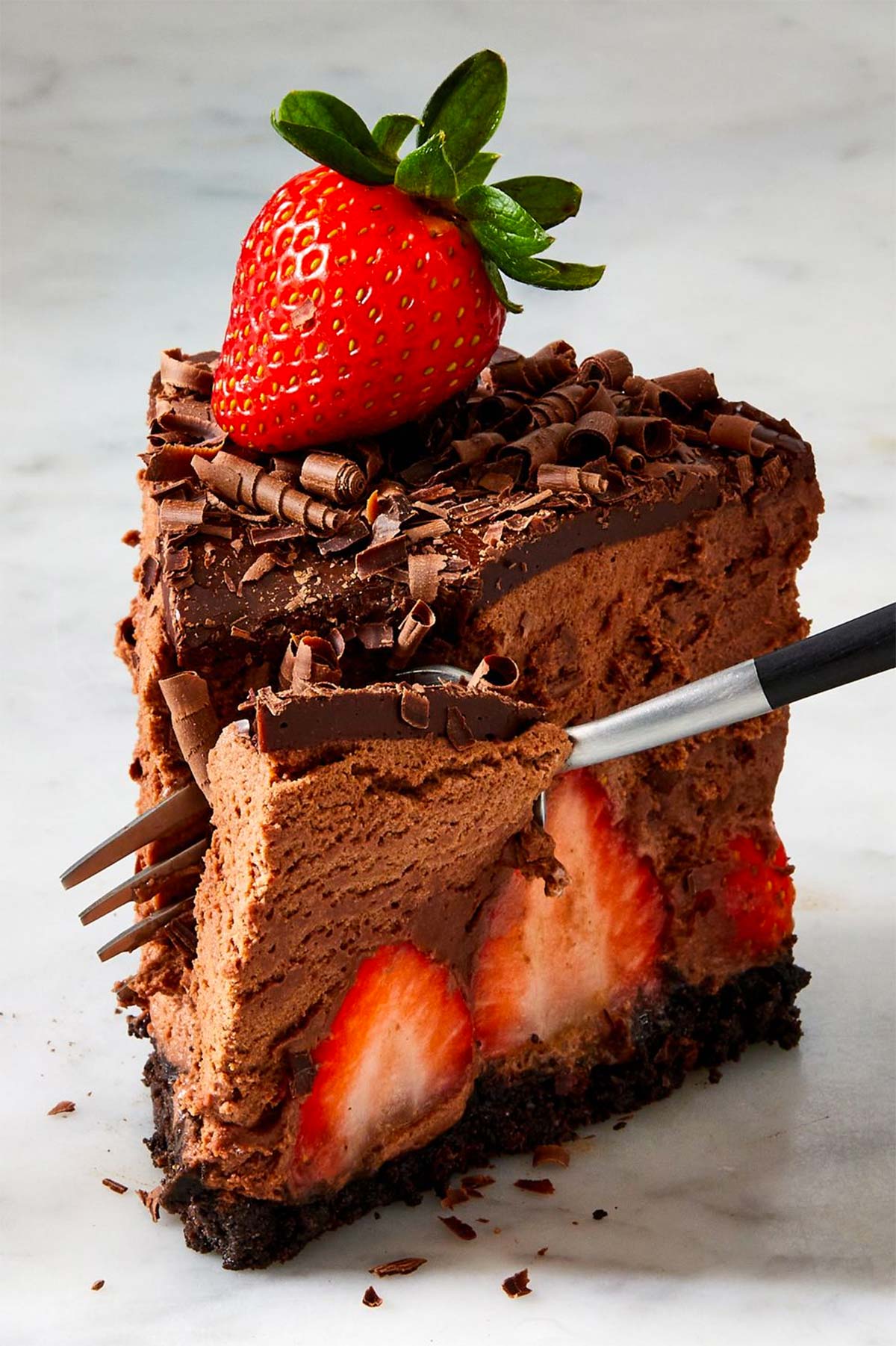tarta de mousse de chocolate y fresas