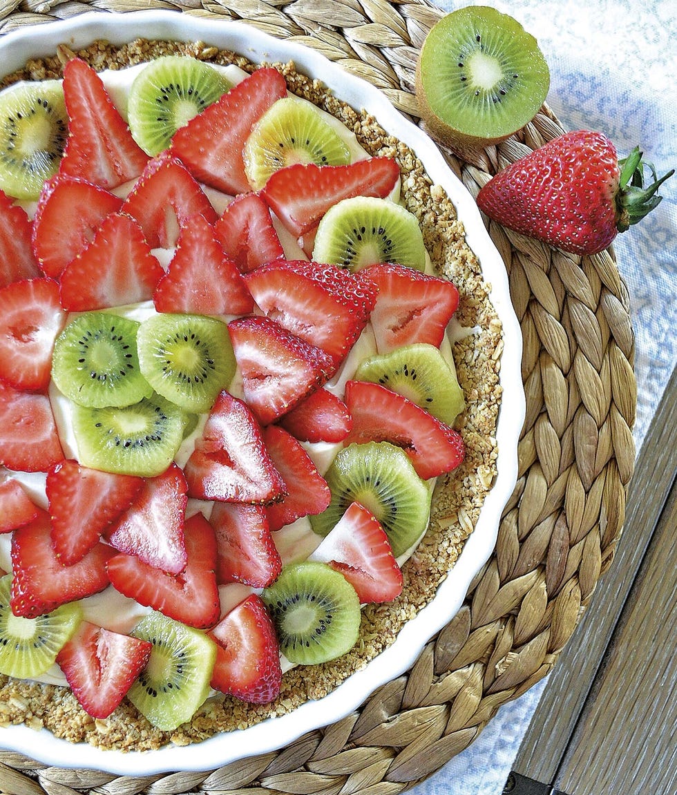 tarta de queso sin horno con frambuesas y kiwi