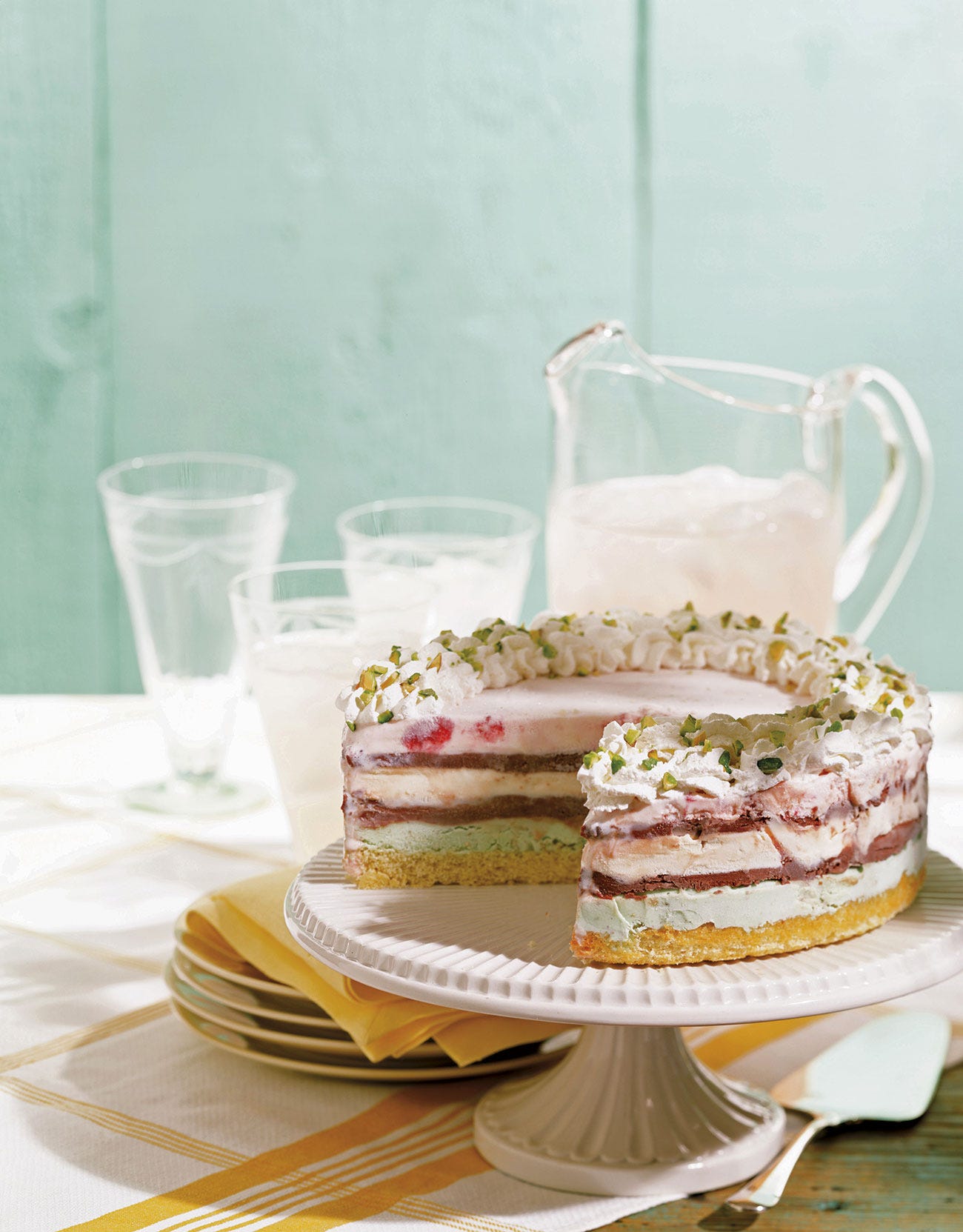 tarta helada de cerezas, chocolate y pistachos