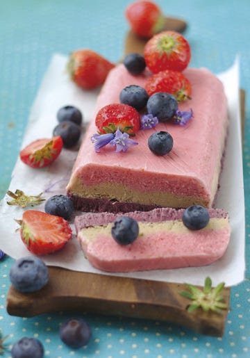 Tarta helada tricolor de frutos rojos