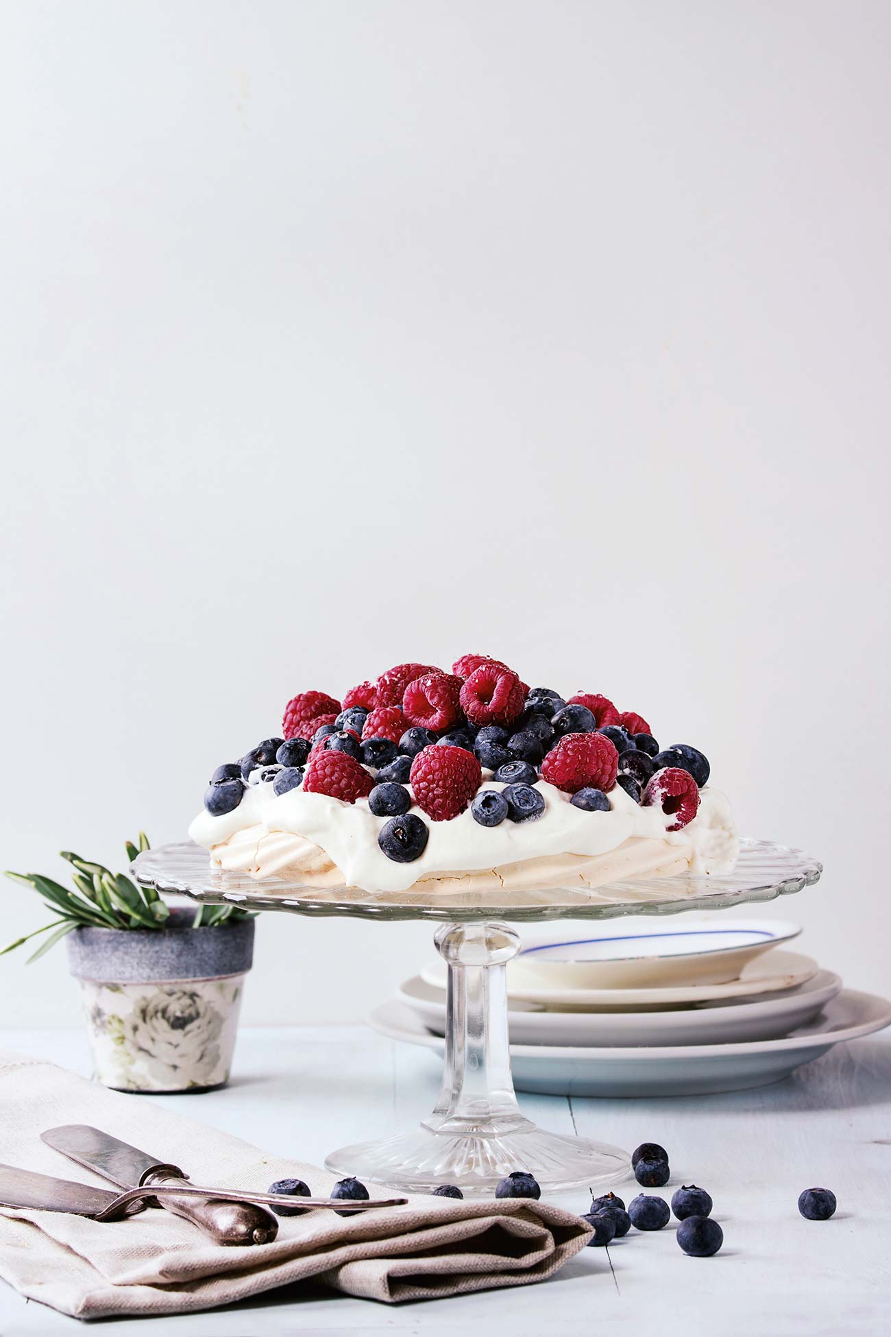 tarta pavlova de merengue y frutos rojos