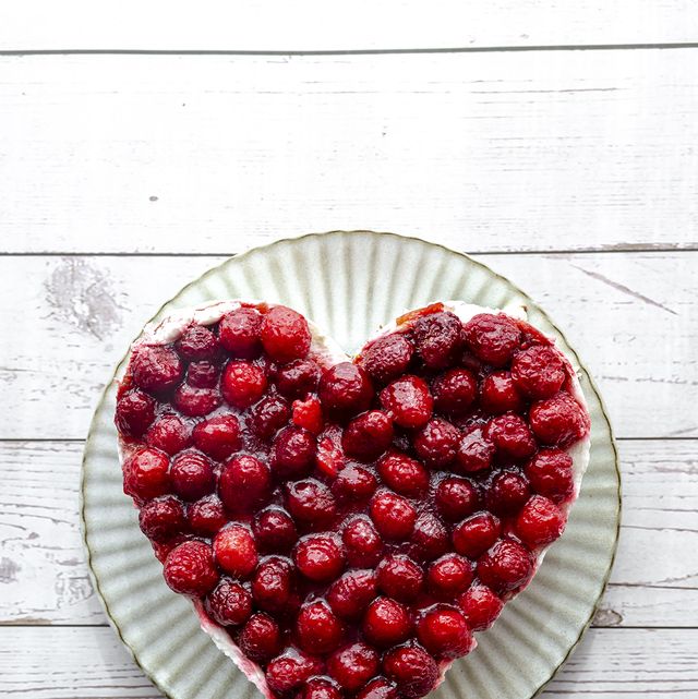 tarta de frambuesas con forma de corazón, ideal para san valentín