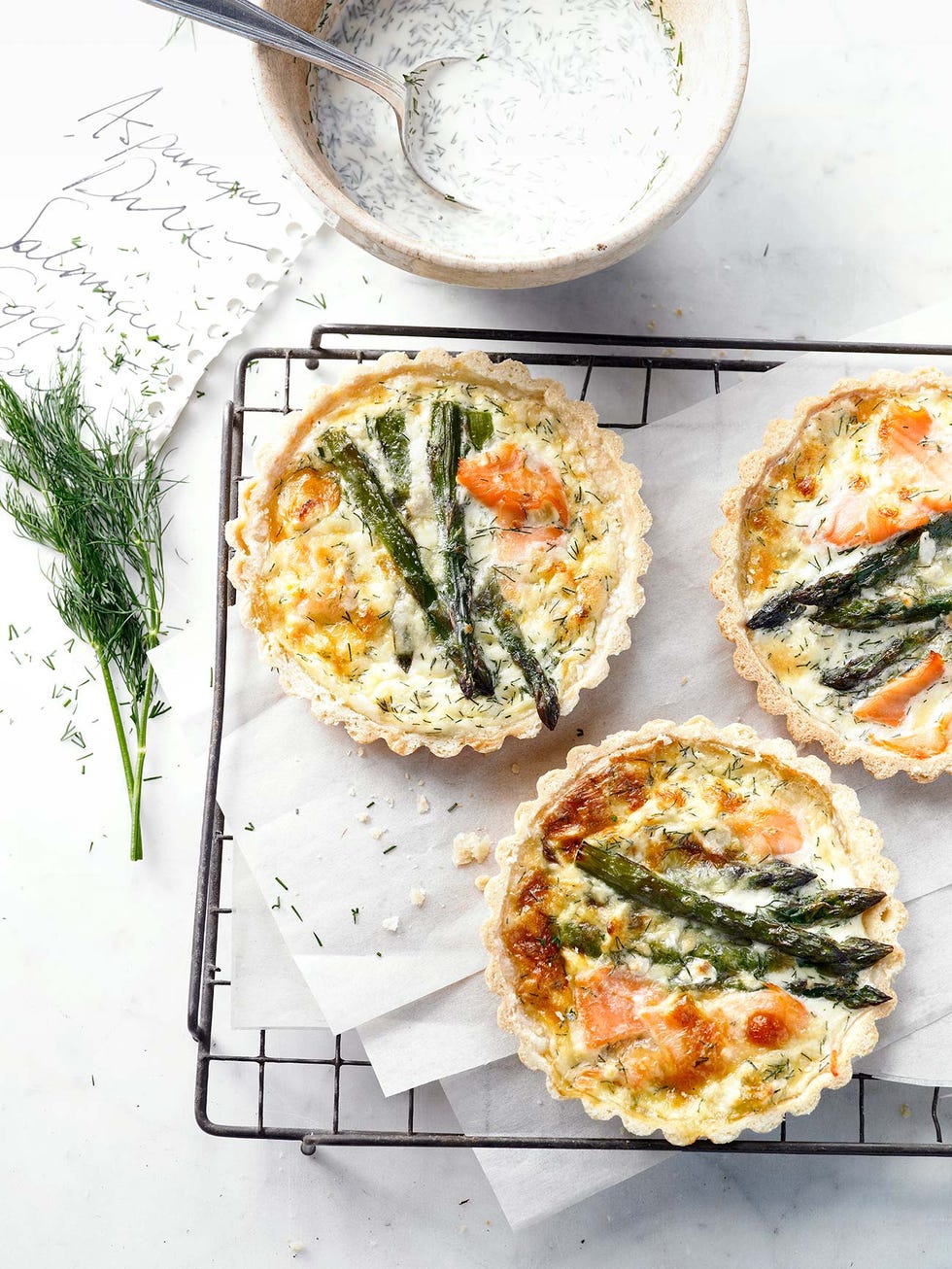 tartaletas de espárragos y salmón