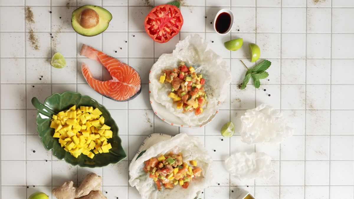 preview for Tartar de salmón, mango y aguacate sobre papel de arroz, por Laura Ponts