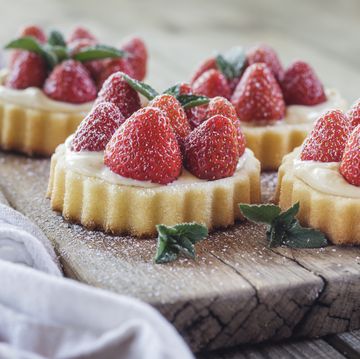 tartlets with pudding filling and strawberries