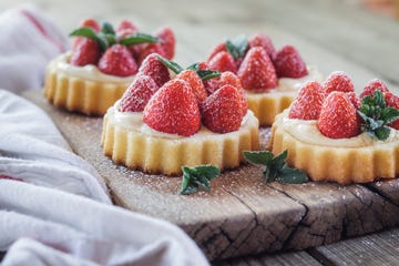 tartlets with pudding filling and strawberries