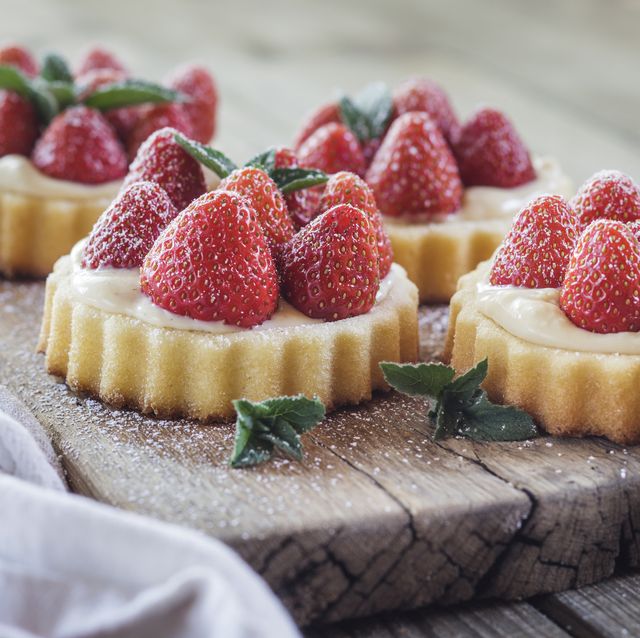 tartlets with pudding filling and strawberries