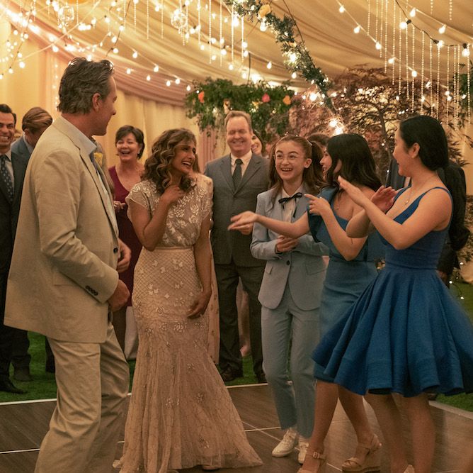 to all the boys ive loved before 3  john corbett as dr dan covey, sarayu blue as trina rothschild,  anna cathcart as kitty covey, janel parrish as margot covey, lana condor as lara jean covey,  in to all the boys ive loved before 3 cr katie yu  netflix © 2020