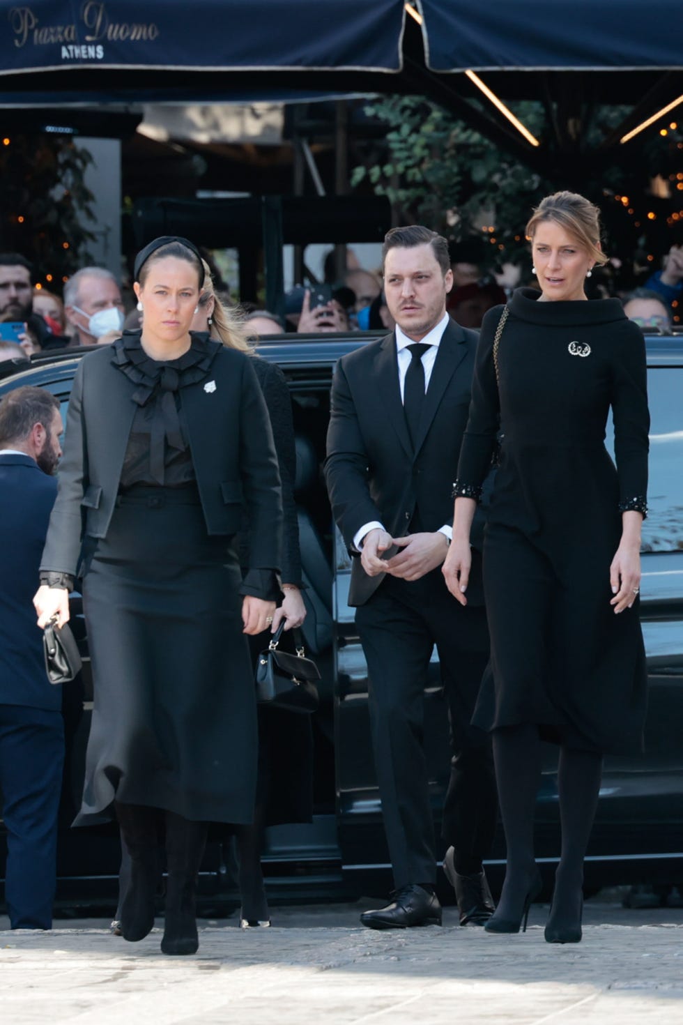 ana maría sus hijos y nietos despiden a constantino de grecia