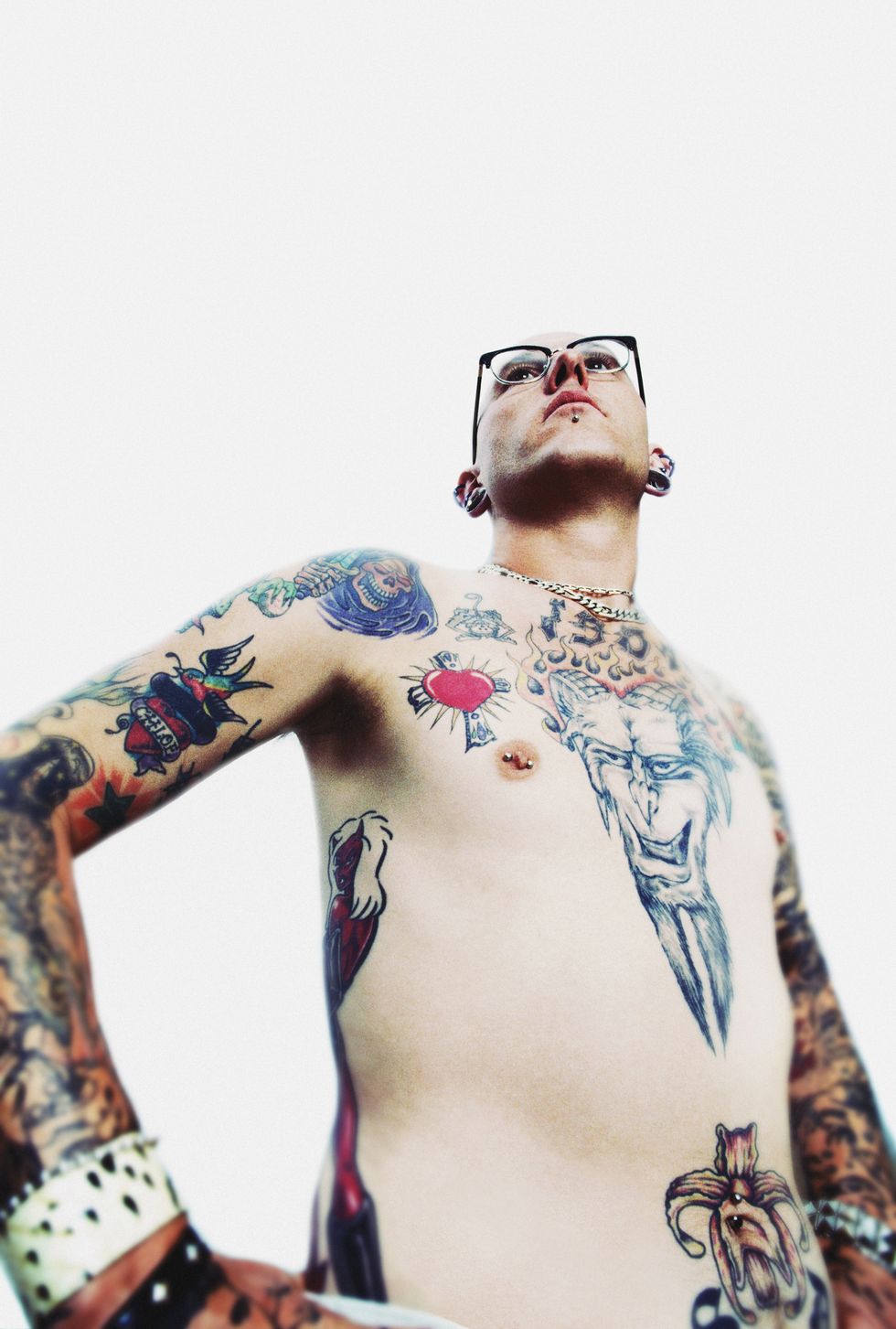 un uomo tatuato con un piercing all'ombelico