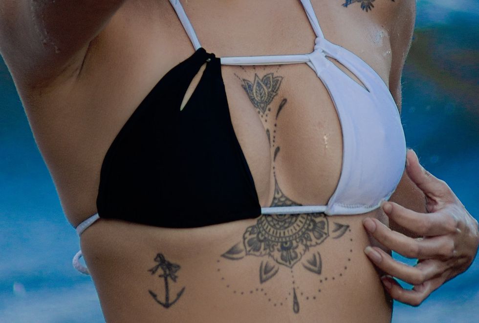 tatuaggio in mezzo al seno e tatuaggio sotto il seno