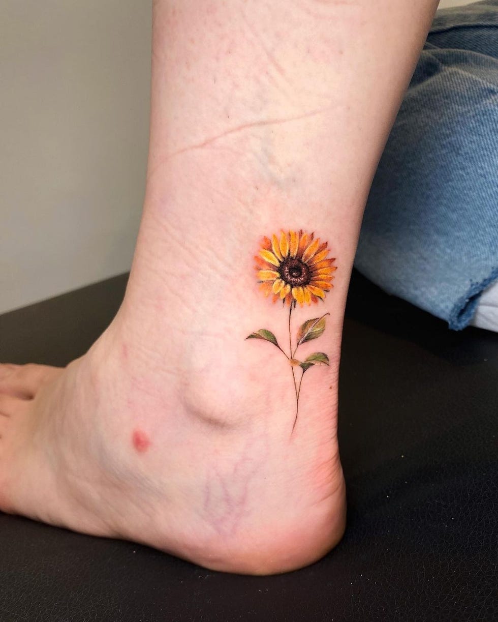 tatuajes de flores y mariposas en los pies