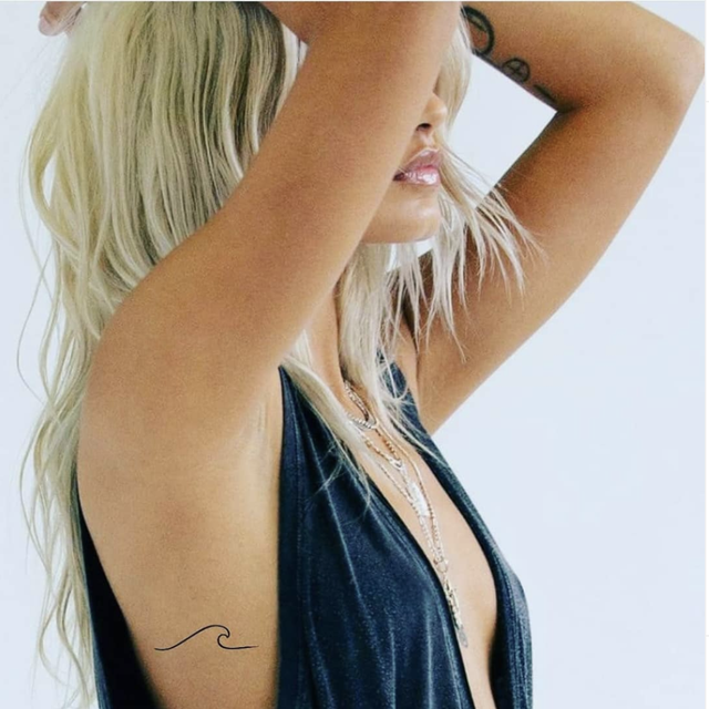 tatuajes olas chicas minimalista