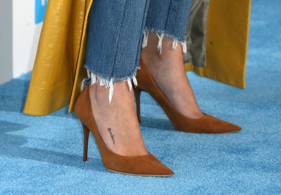 tatuaje selena gomez, tatuaje palabra, tatuaje sunshine, tatuajes en el pie