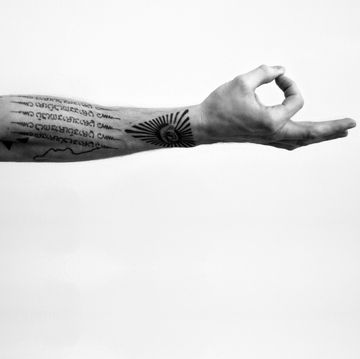 brazo de hombre tatuado