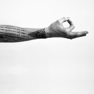 brazo de hombre tatuado