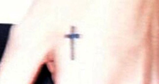 un tatuaje de una cruz
