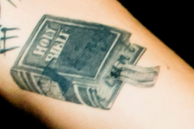 el tatuaje de una biblia
