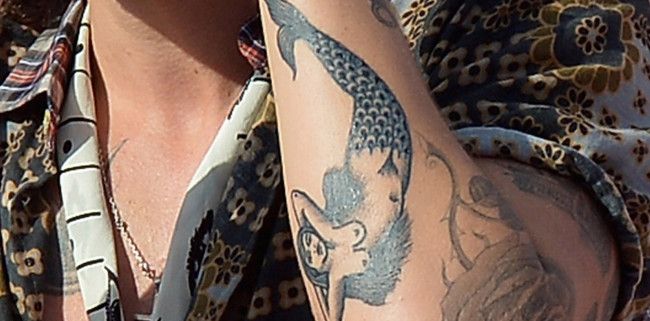 el tatuaje de una sirena desnuda