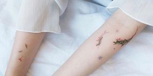 tatuajes de flores en los antebrazos