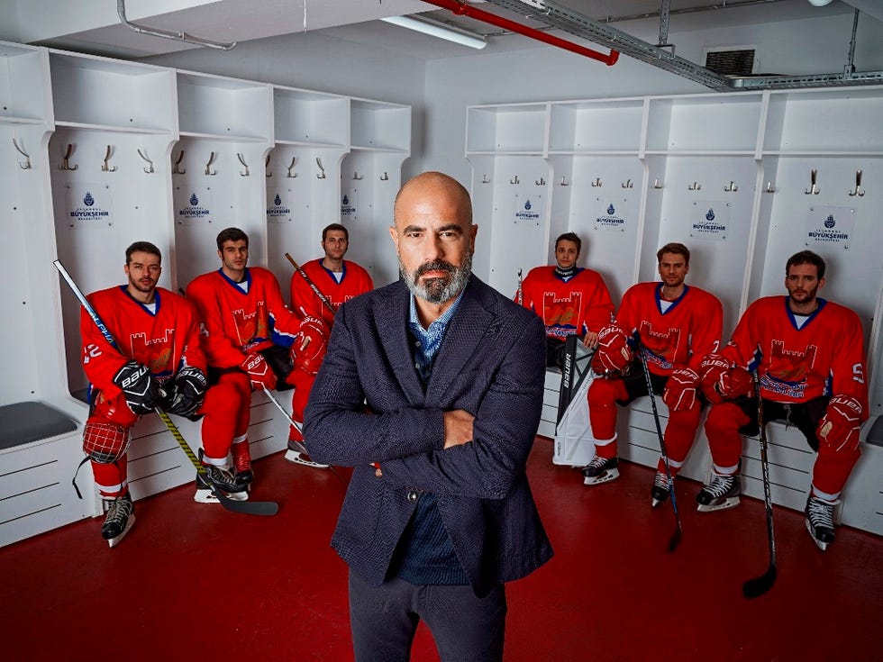 Tayanç Ayaydin Sila Abay nueva serie sobre hockey Tek Yurek