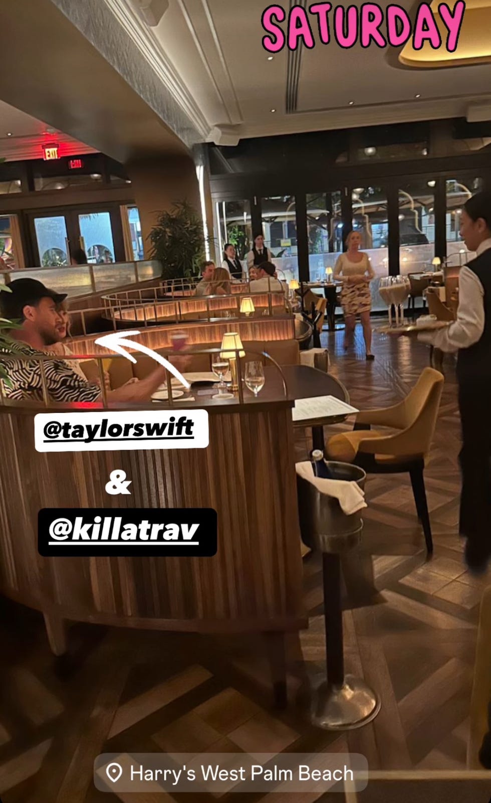 comensales en un restaurante con iluminación cálida y un ambiente animado