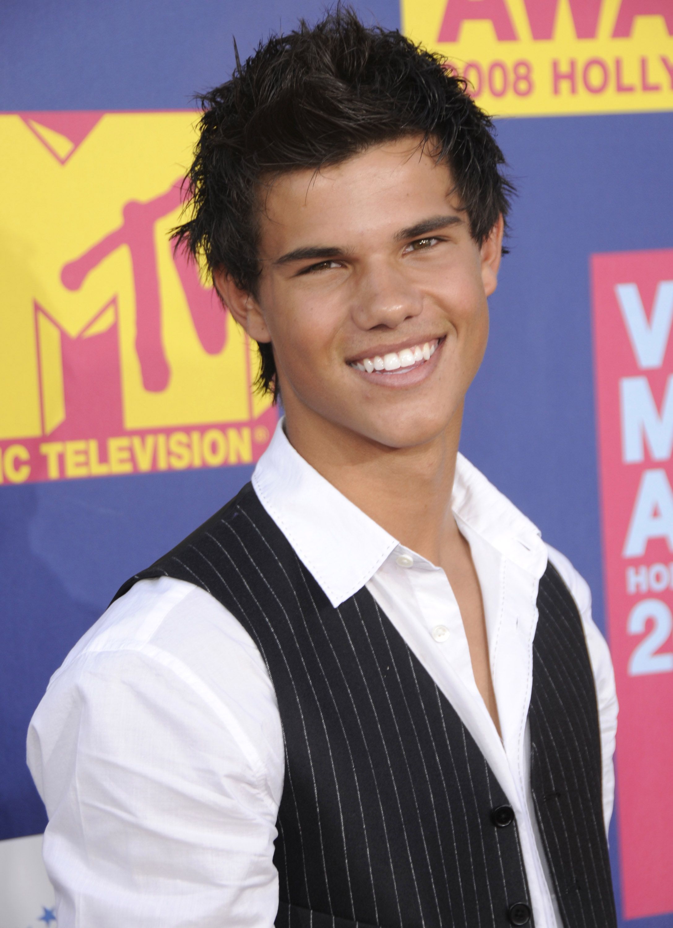 taylor lautner bolas mostrando