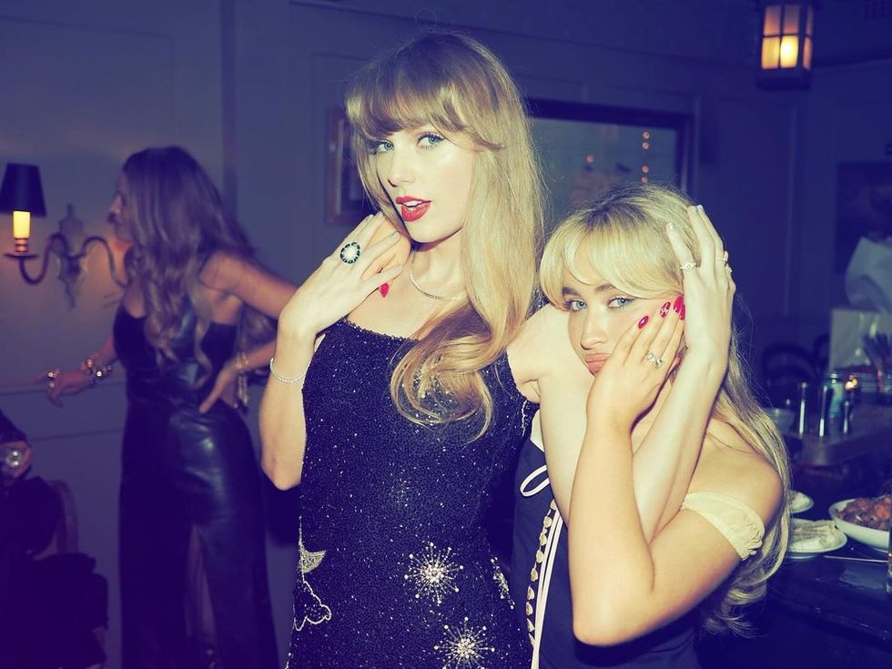 taylor swift showing off her ring