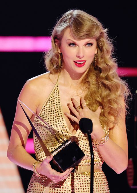 taylor swift at the 2022 american music awards