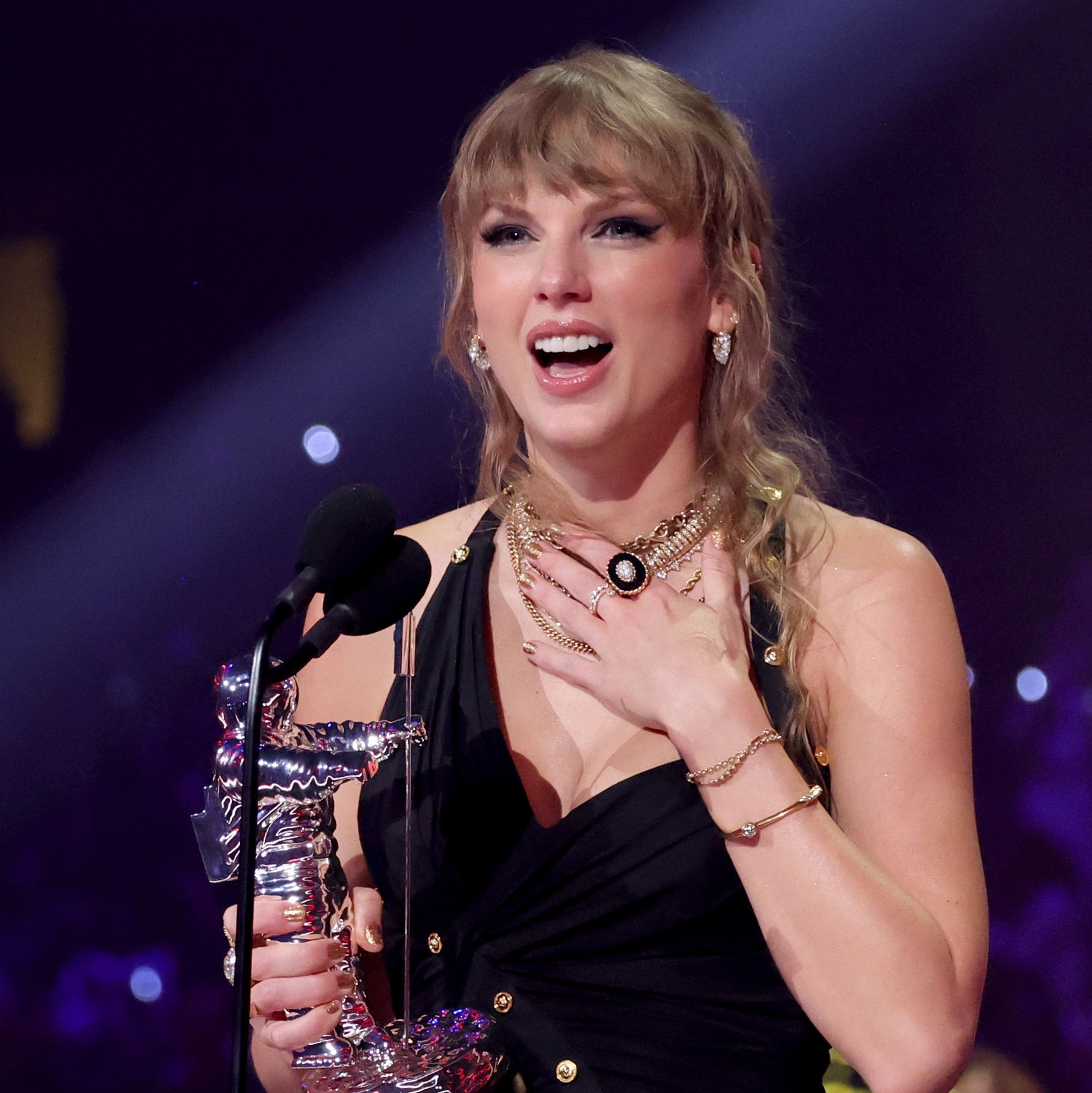 Taylor Swift Broke Her $12,000 Ring at the VMAs Last Night
