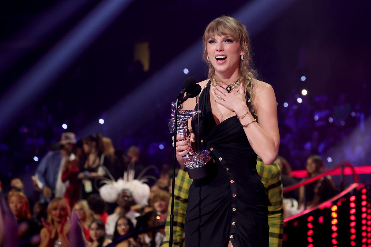 Taylor Swift Broke Her $12,000 Ring at the 2023 MTV VMAs