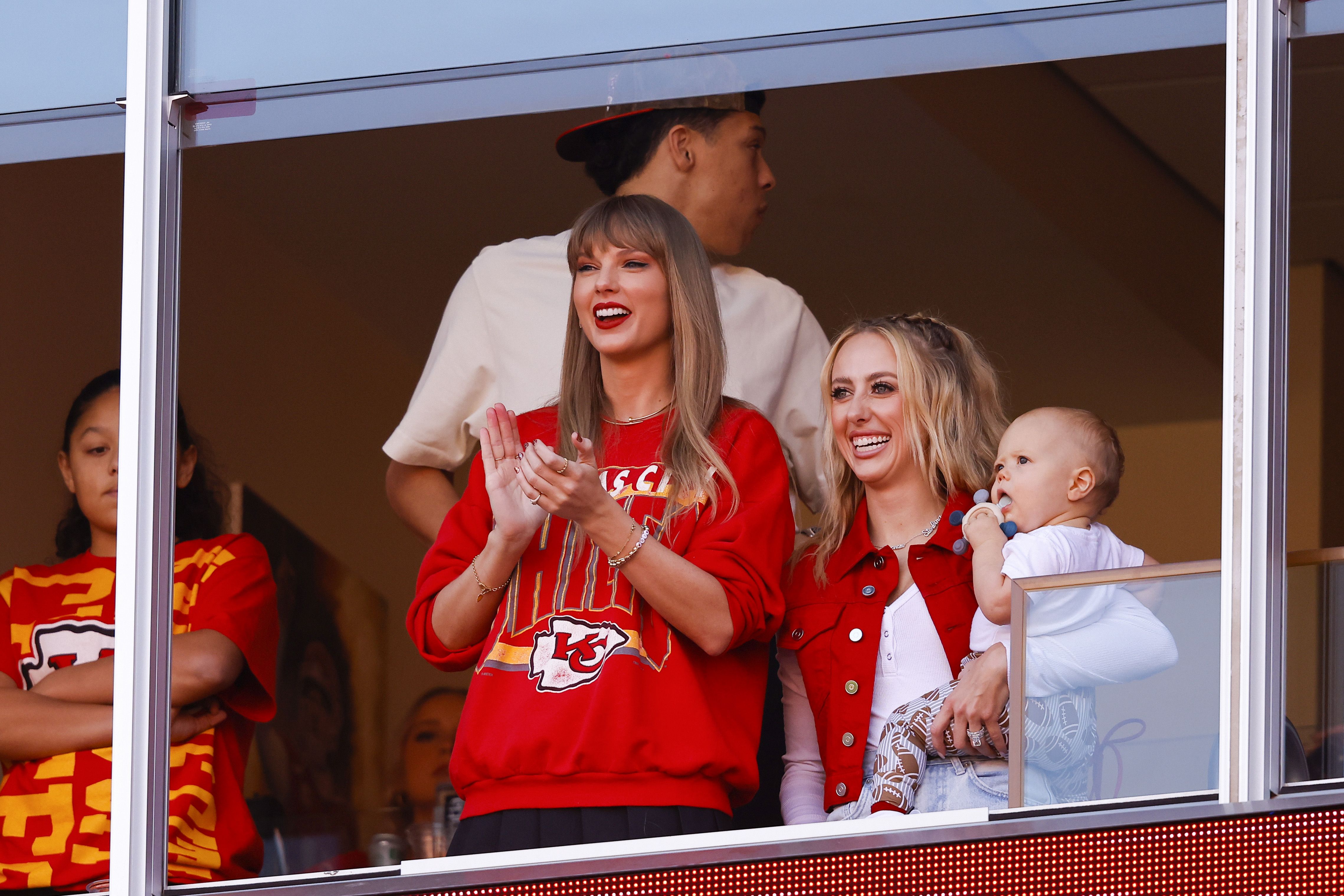 Taylor Swift Heads Back to Arrowhead Stadium for Boyfriend Travis Kelce's  Game Against the Chargers