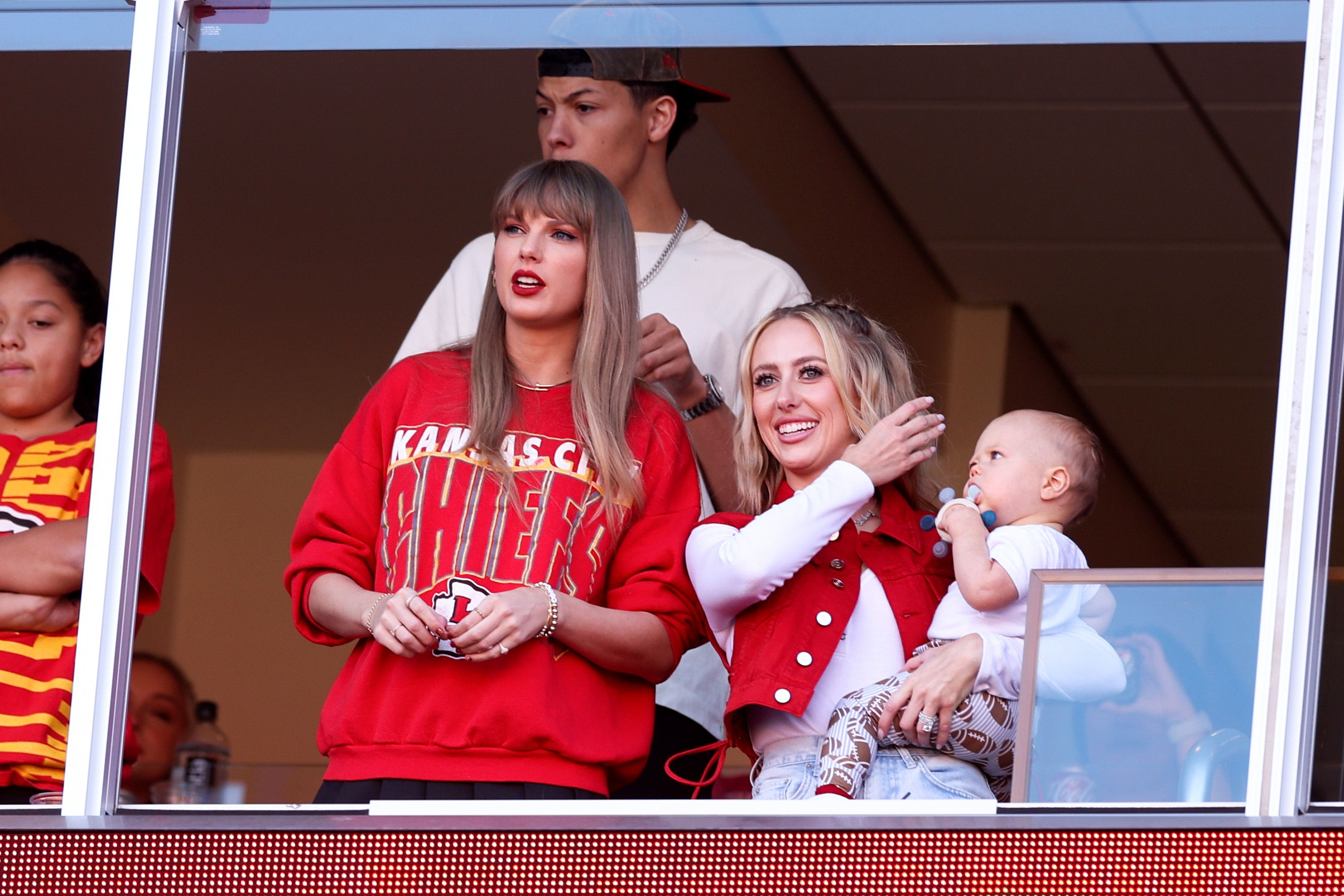 Taylor Swift Perfects Stadium Style at Kansas City Chiefs Game - Get Her  Look