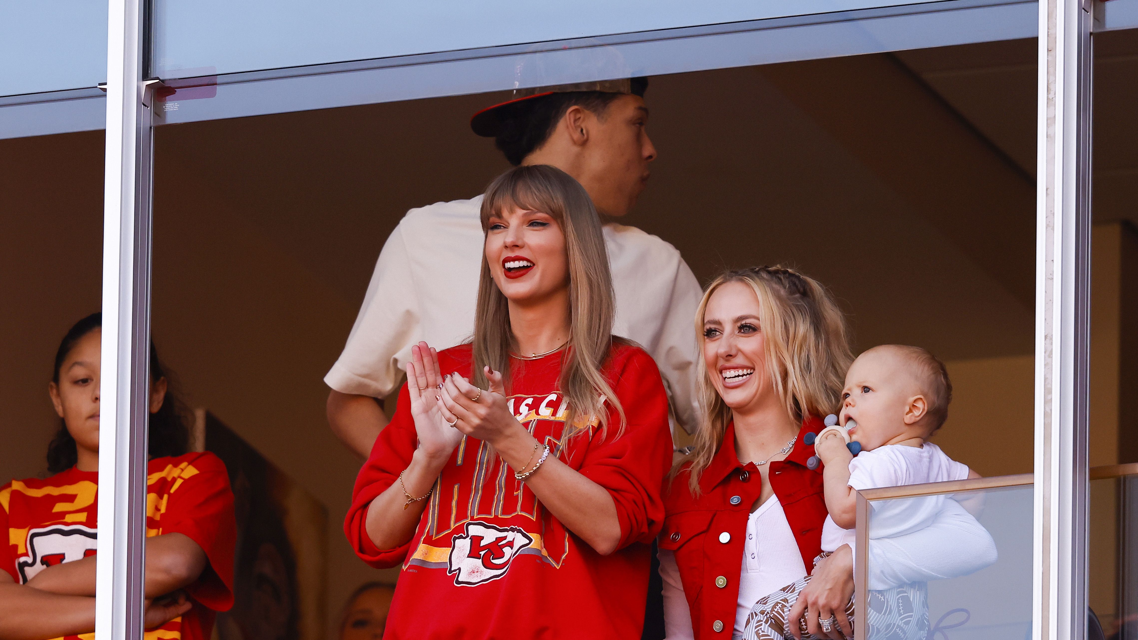 https://hips.hearstapps.com/hmg-prod/images/taylor-swift-and-brittany-mahomes-look-on-during-a-game-news-photo-1700426432.jpg?crop=1xw:0.84356xh;center,top