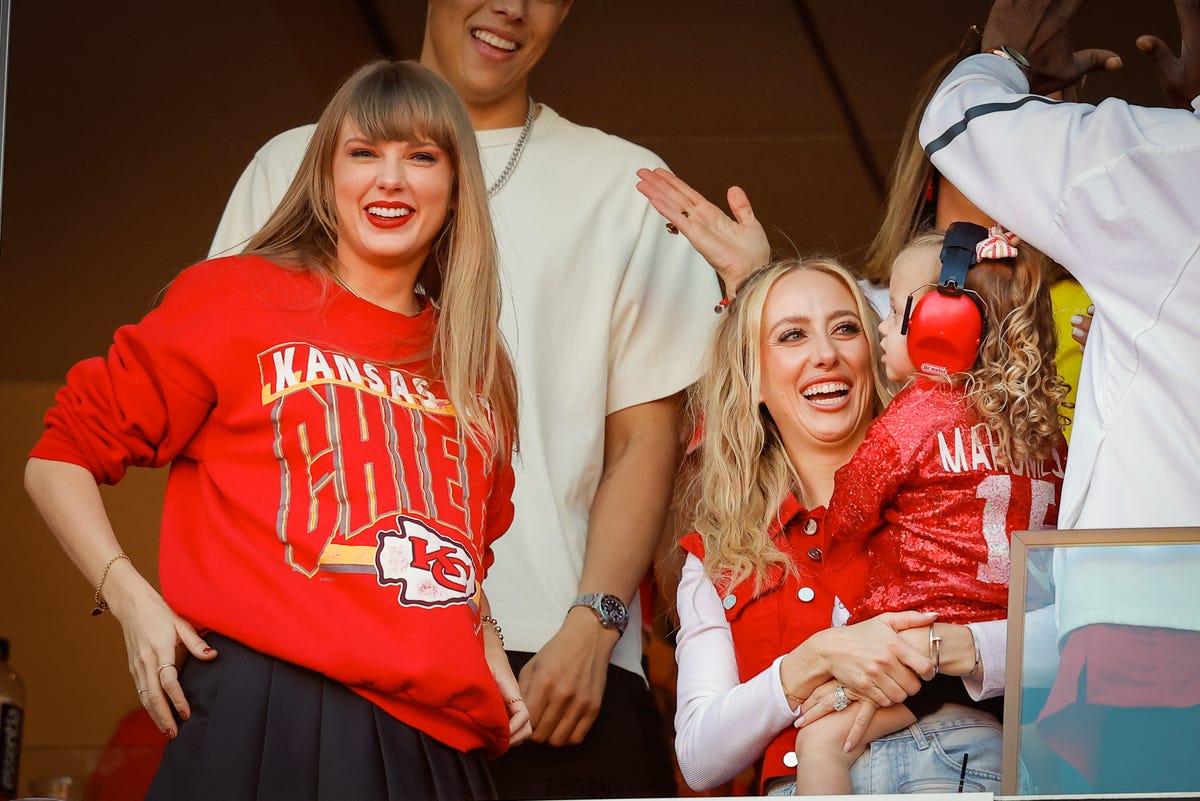 Here's Why Taylor Swift Isn't at the Chiefs vs. Eagles Game