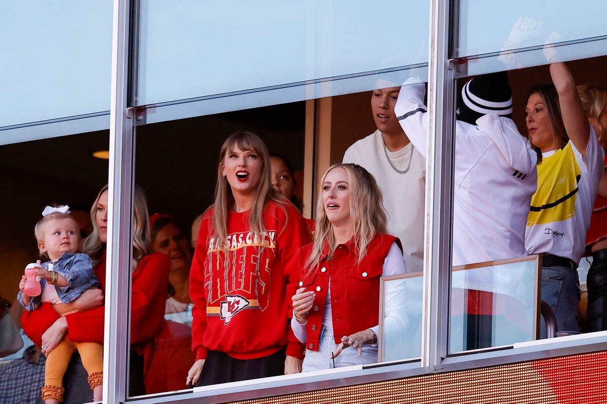 Taylor Swift & Travis Kelce Were Spotted At A Christmas Pop-Up Bar In ...