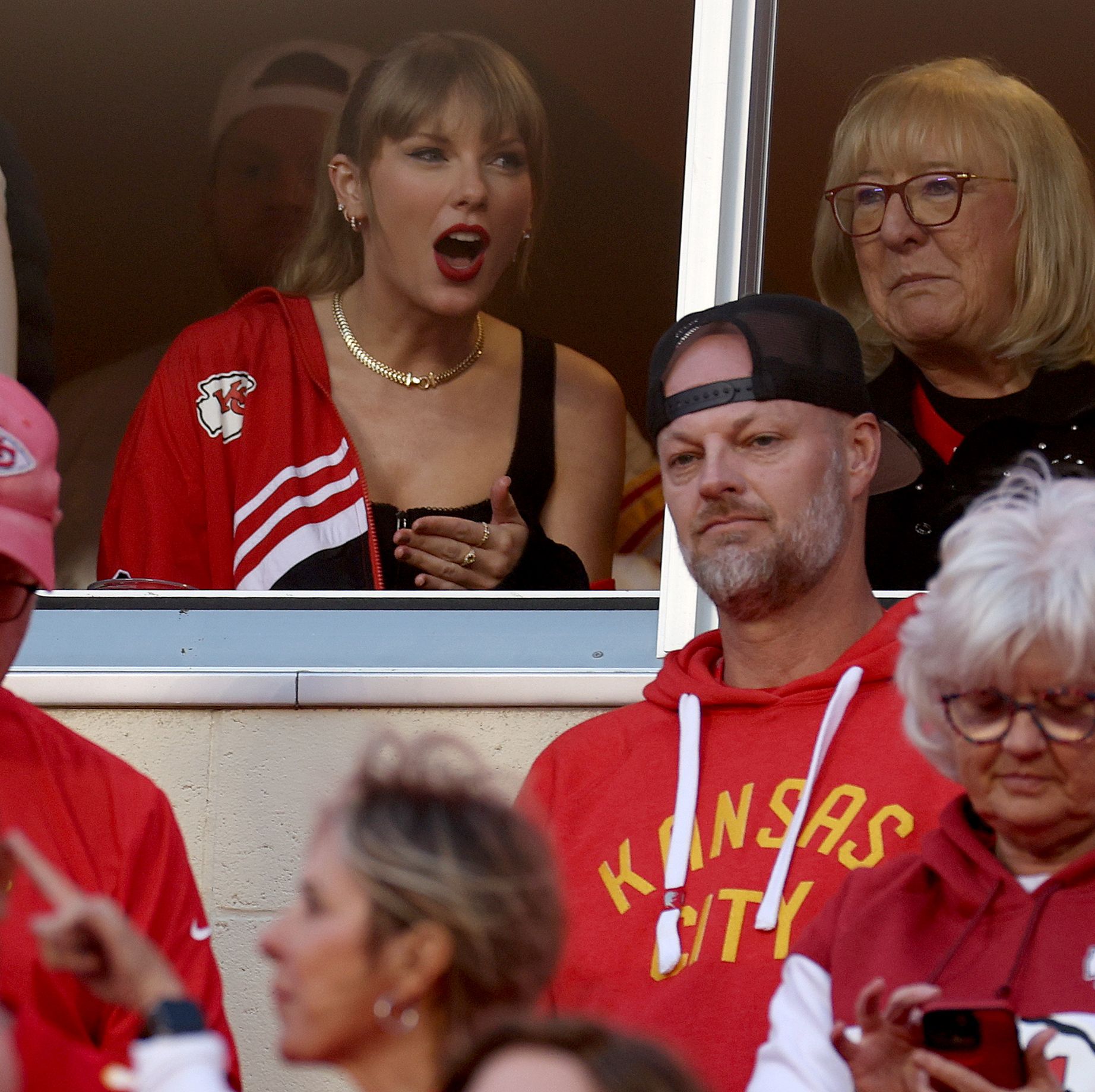 We Found the Exact Jacket Taylor ﻿Swift ﻿Wore to the Chiefs Game ﻿Tonight—Shop the Look ﻿Here!