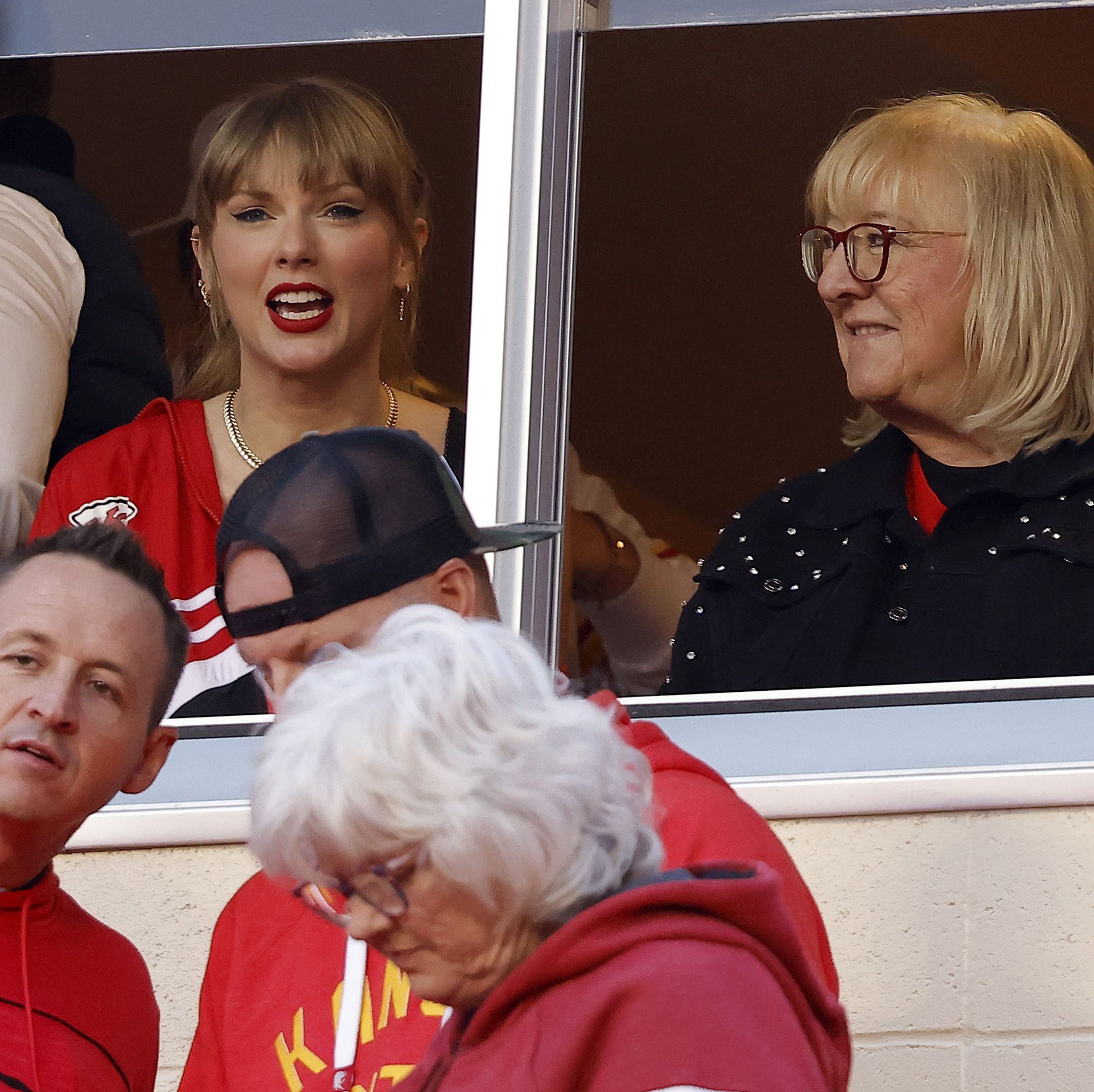 The singer was photographed with Kelce's mom Donna Kelce in the stands.