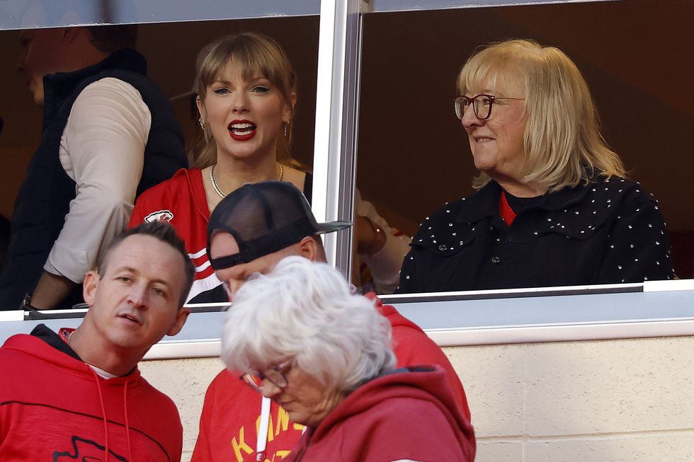 taylor swift an donna kelce at the denver broncos v kansas city chiefs game