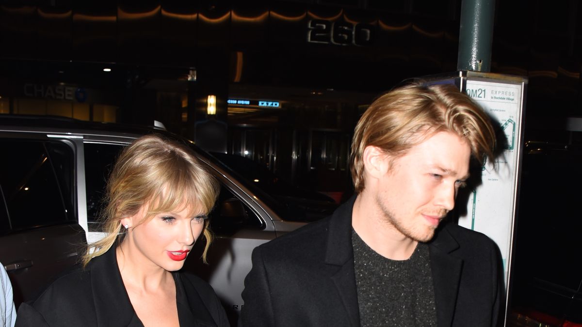 preview for WATCH Taylor Swift Dance During Pre-Oscars Date Night With Joe Alwyn!